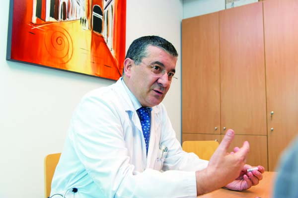 O doutor Rafael López, durante a entrevista co Periódico O Si./ Foto: Carlos G. Hervella.
