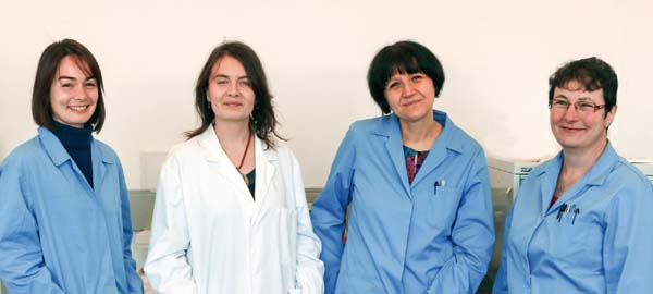 As investigadoras Olalla López-Costas (con bata branca) e Gúndula Müldner (a primeira pola dereita), con integrantes do grupo de Paleodieta e Paleoclima na Universidade de Reading (Reino Unido)./ Foto: Sarah Lambert-Gates-Universitidade de Reading. 