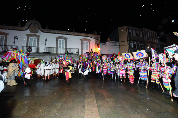 Participantes na pasada edición da Mascarada, na praza Maior de Viana do Bolo./ Foto: Carlos G. Hervella.