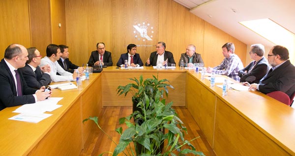 Esta reunión entre Política Social e a Fegamp tiña lugar na sede desta última entidade en Santiago.