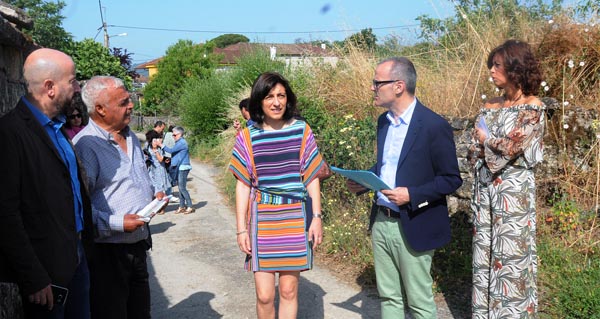 A conselleira, o alcalde e a delegada territorial (na parte dereita da imaxe), onte, visitando os camiños que se someterán ás actuacións de mellora.