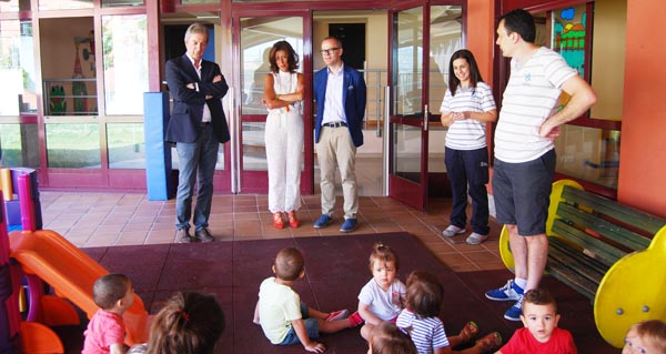 Un momento da visita que a delegada da Xunta en Ourense fixo á Galiña Azul de Barrocás.